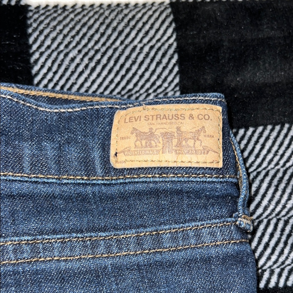 Women’s Levi’s 5 Pocket Denim Shorts/Size 12 - Picture 6 of 8